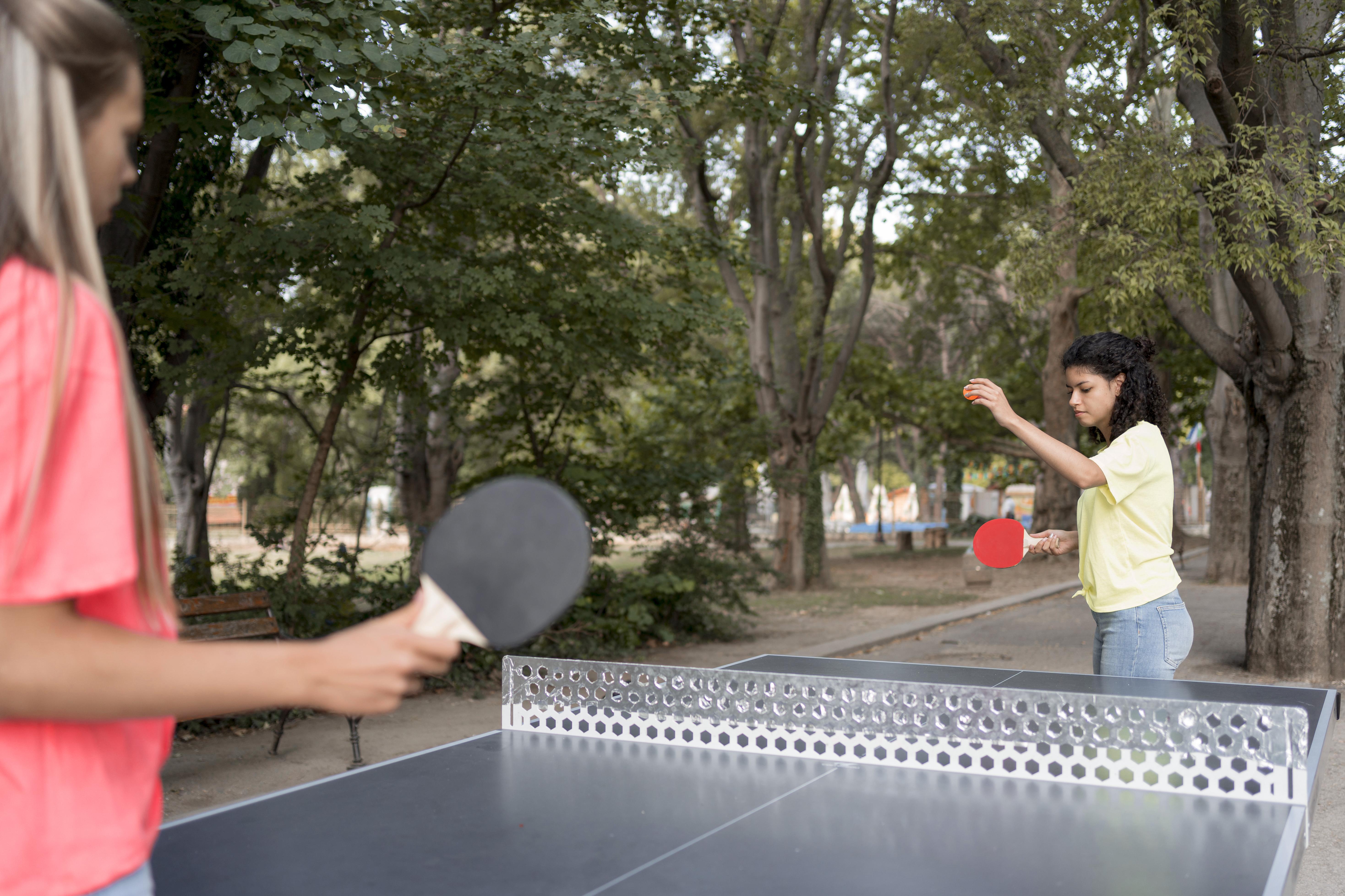 Deux joueurs à la table de ping pong