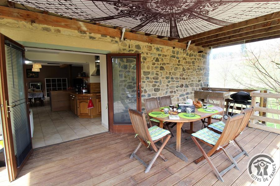 \'Gîte de Basse Comté\' (avec piscine chauffée) à Cublize (Rhône - Beaujolais Vert - Lac des Sapins) : la grande terrasse et porte-fenêtre (accès direct depuis l\'espace cuisine).