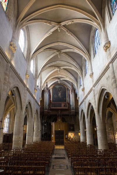 Intérieur de l'église en pierres claires avec un orgue 