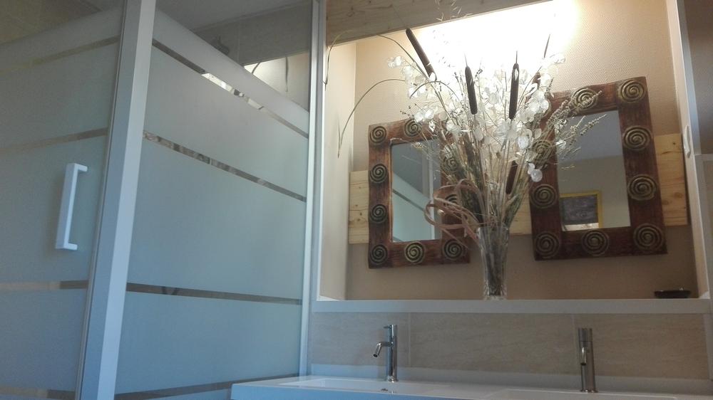 Salle de bain avec douche
