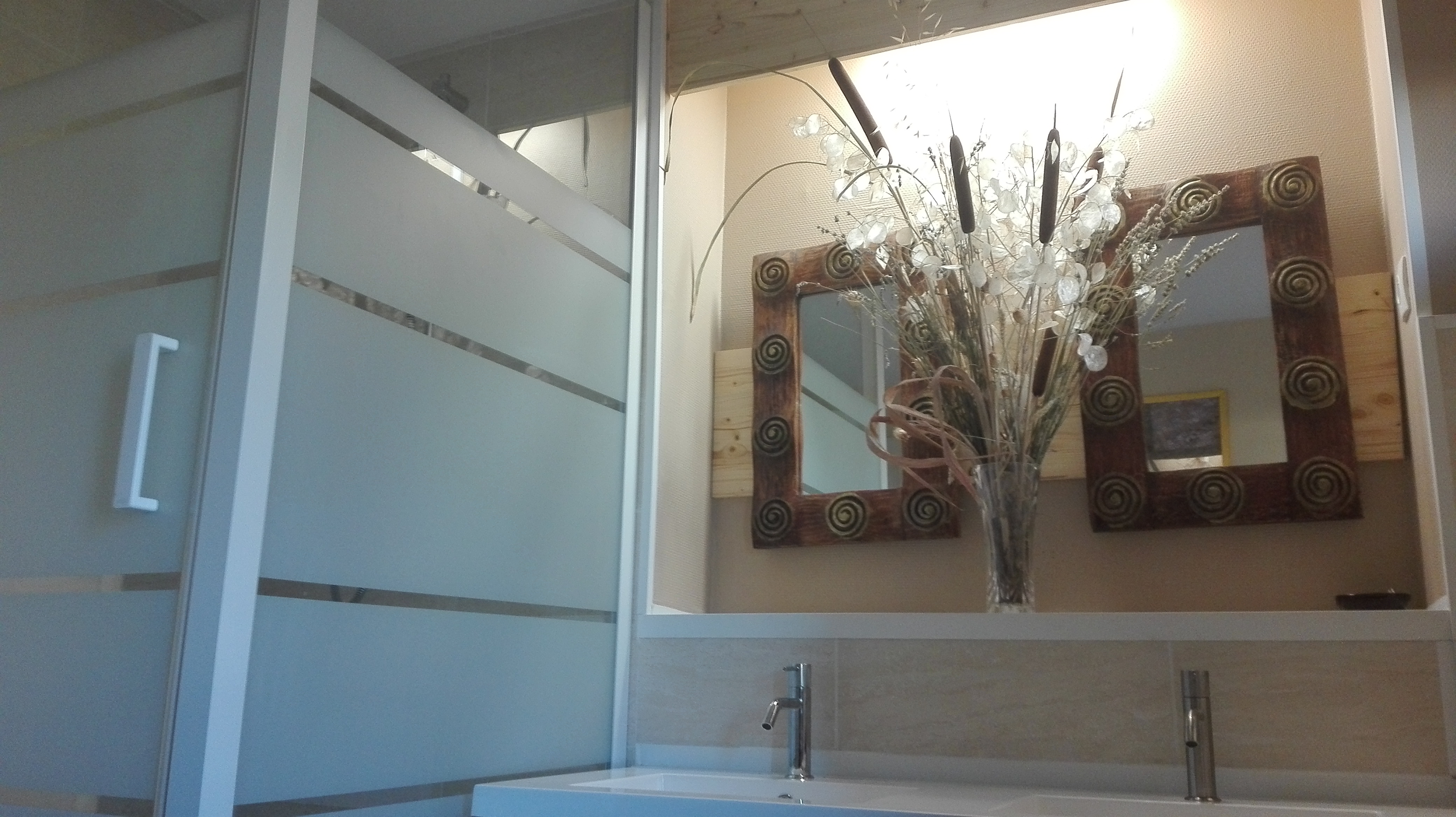 Salle de bain avec douche