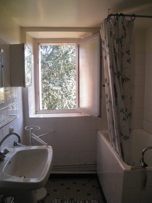 salle de bain avec baignoire