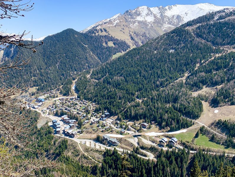 Valfréjus, vue aérienne printemps
