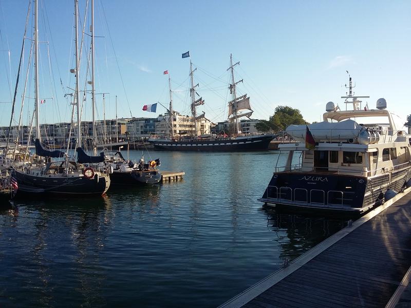 Le bassin des chalutiers, proche de l'appartement, sont amarés un vieux grément, des voiliers et un yacht.
