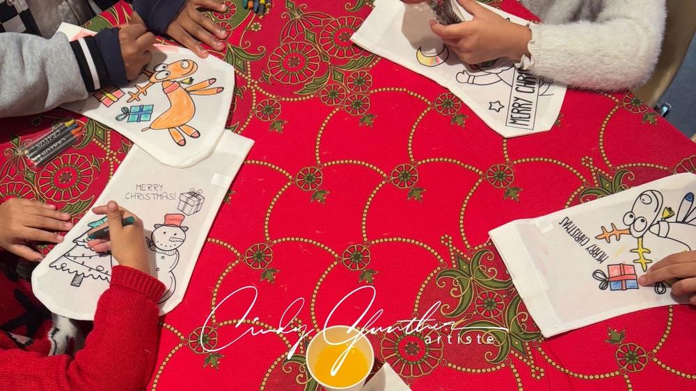 Enfants réalisant un atelier de Noël 