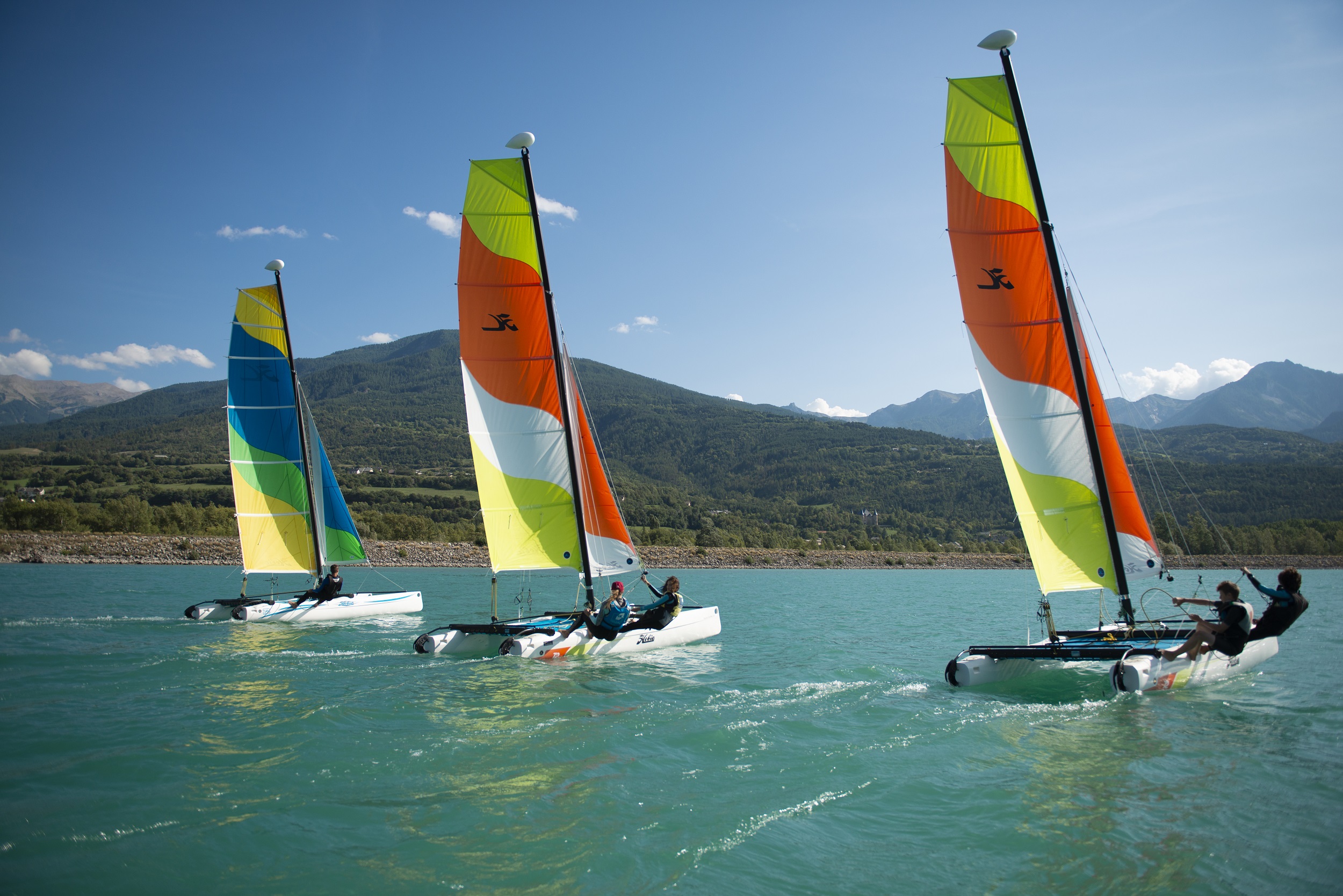 Catamaran sur le lac de Serre Ponçon