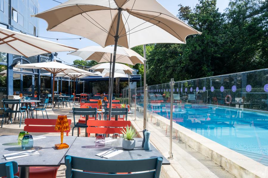 vue piscine e et terrasse