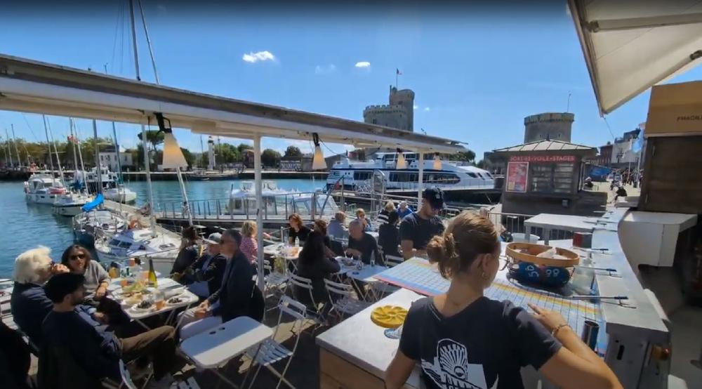 La terrasse face au port, bondée.