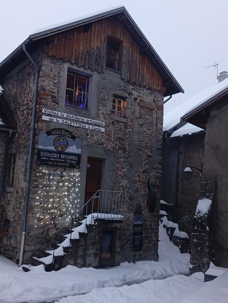 La chaleur de la distillerie dans la neige