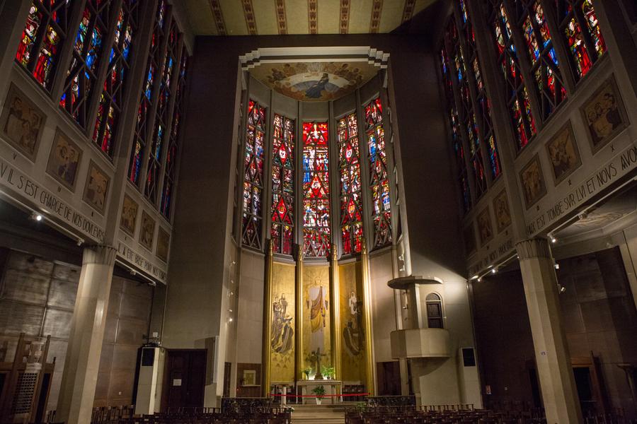 Intérieur église Sainte-Agnès (autel et vitraux) 
