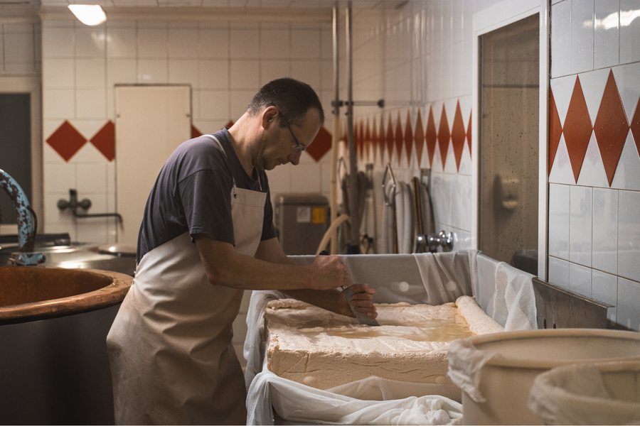 Création de fromage à la Ferme de l'Adroit à Val d'Isère