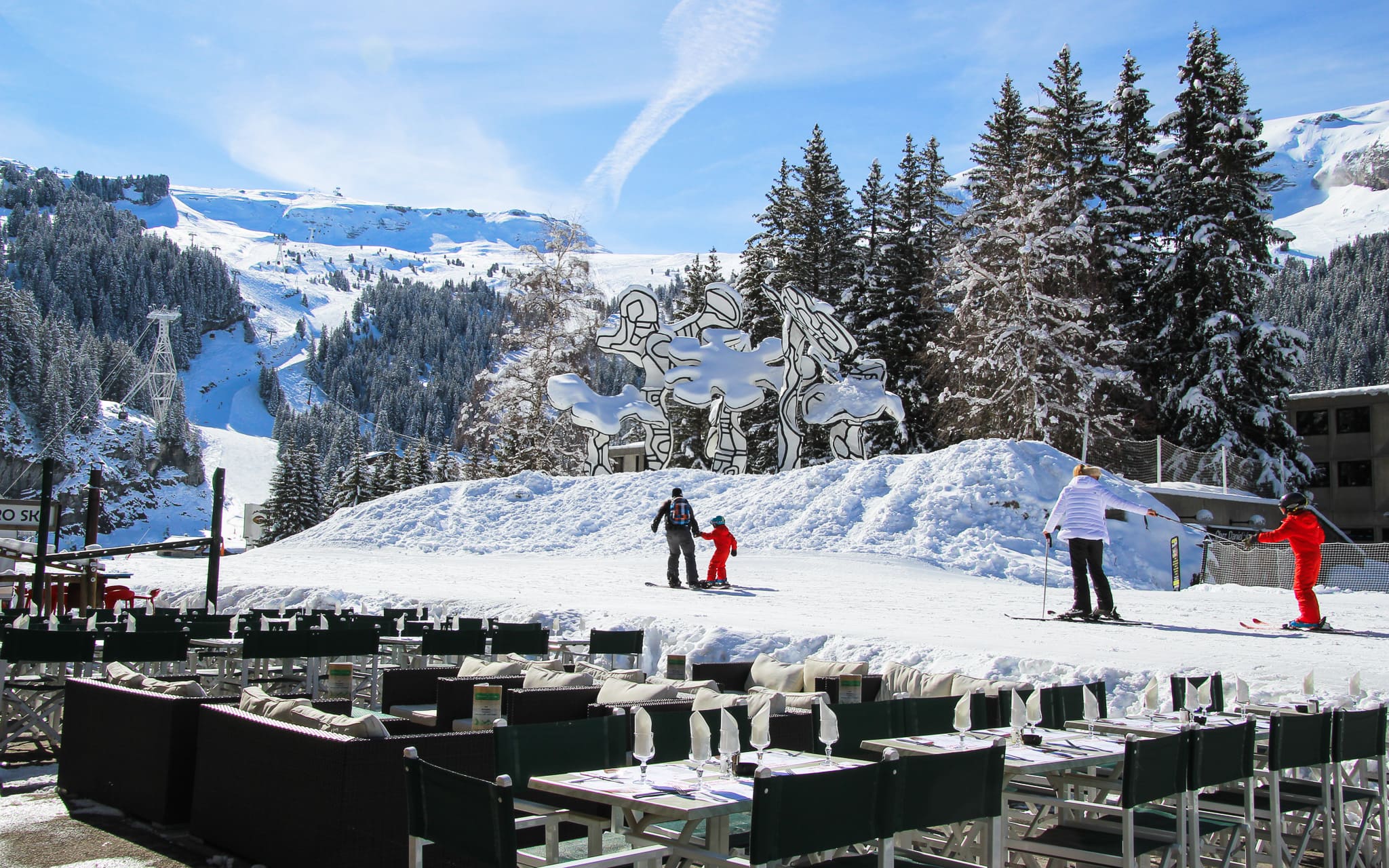 Vue sur le domaine skiable depuis la terrasse de la brasserie