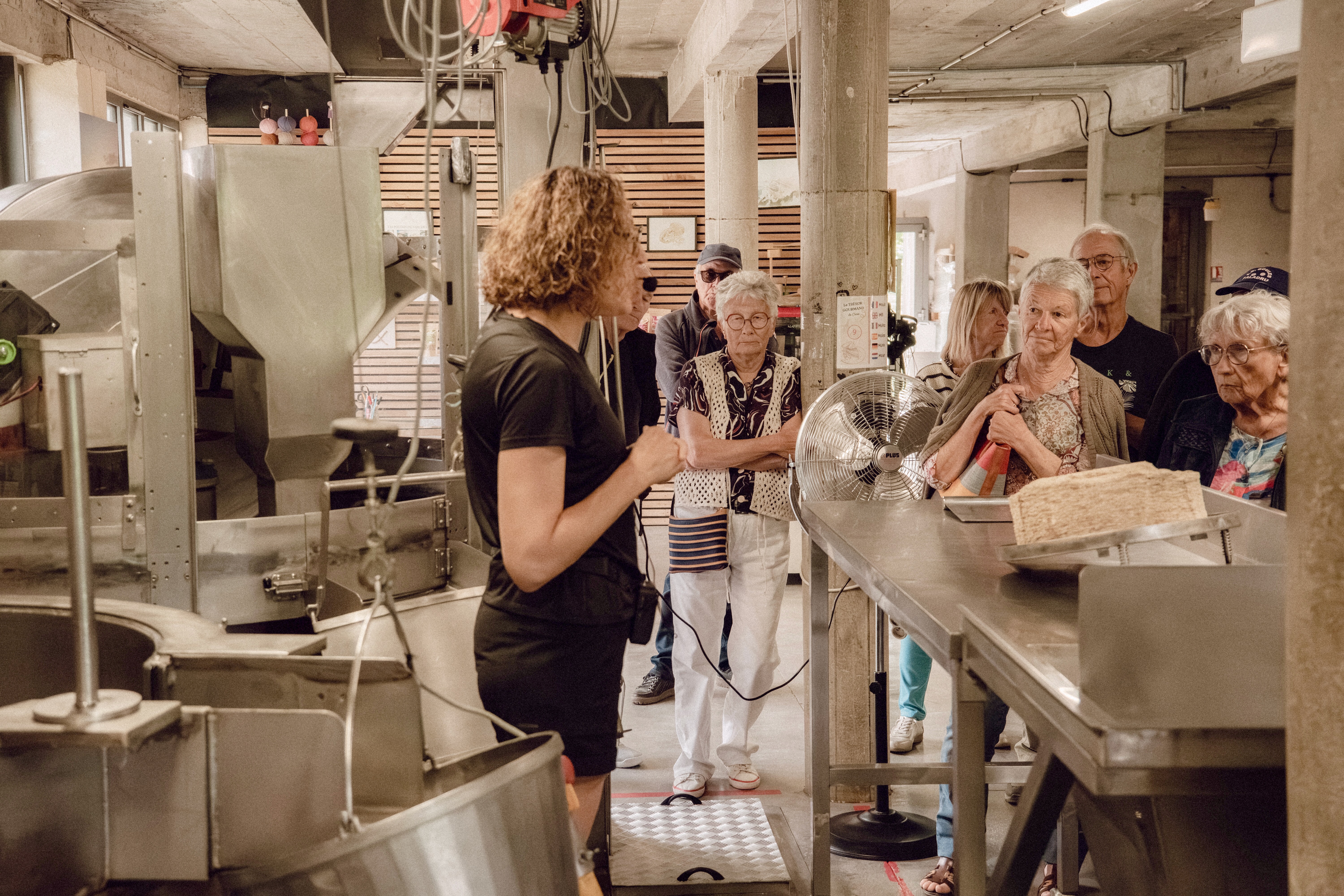 La visite inclut une découverte du moulin artisanal à huile de noix