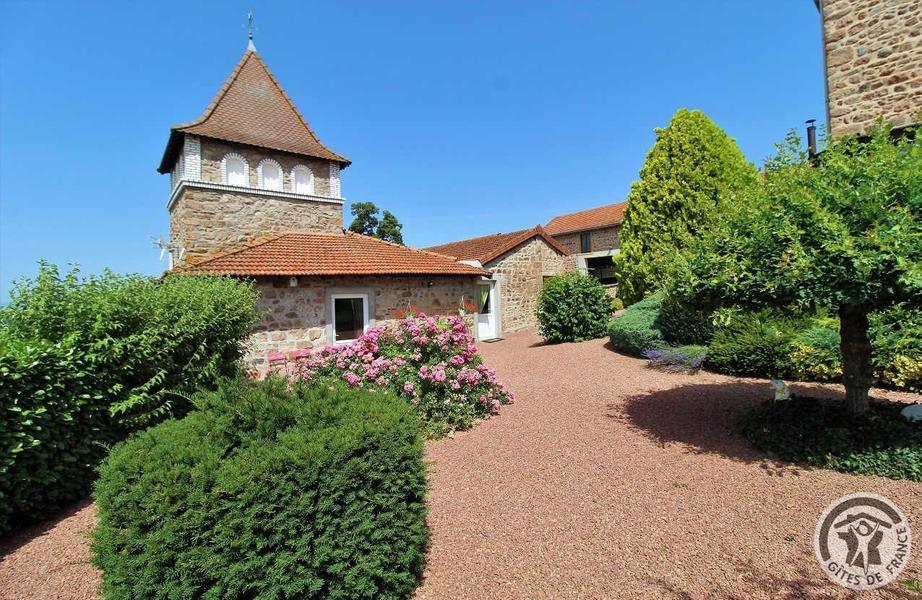 Chambres d\'hôtes \'La Ferme Fleurie\' à Thizy-Les-Bourgs, en Haut Beaujolais, dans le Rhône, proximité Roanne (42) et Lac des Sapins : l\'accès aux chambres d\'hôtes.
