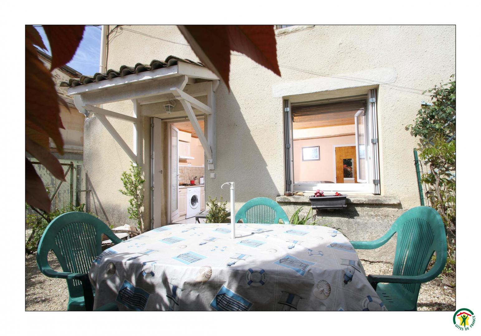 Terrasse privative mitoyenne à la terrasse d'un autre gîte