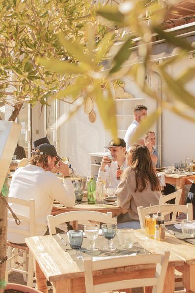 RESTAURANT sur le port, bonne ambiance, apéritif et pétanque, villefranche-sur-mer pizzeria, restaurant cool 
