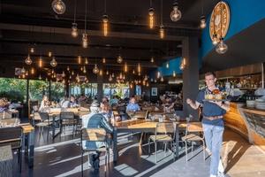 Salle de restaurant avec clients