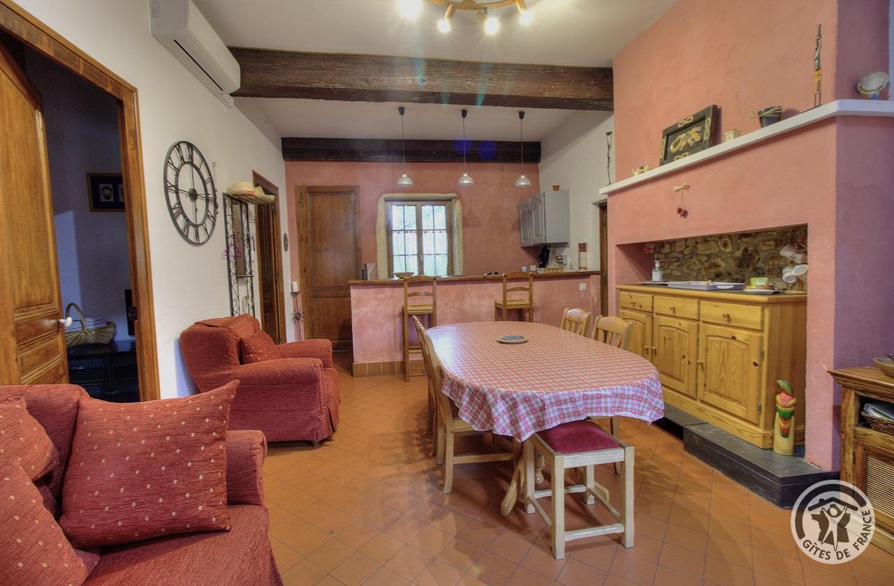 Gîte 'le Moulinois' à GLEIZE (Rhône - Beaujolais) : le séjour/coin cuisine (à l'étage).