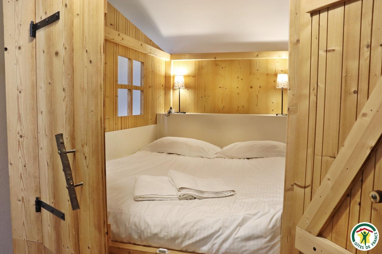 Chambre avec lit cabane hôtelier (1x160) dans le séjour