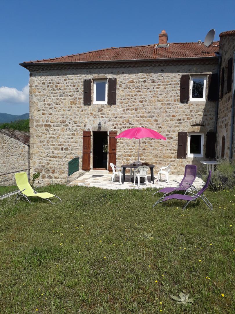 Jardin et terrasse du gîte