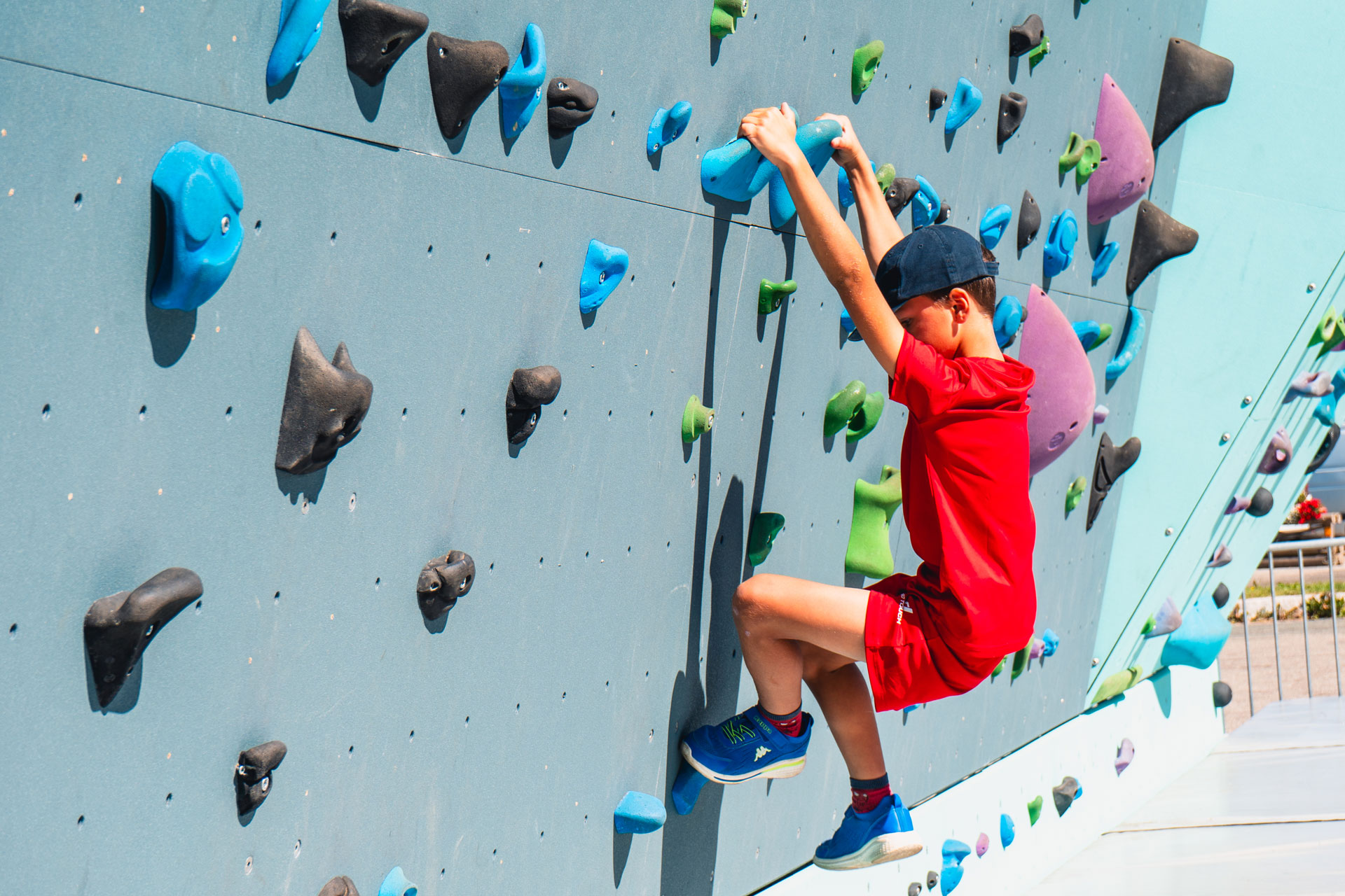 Photo grimpe enfant mur escalade Chamrousse