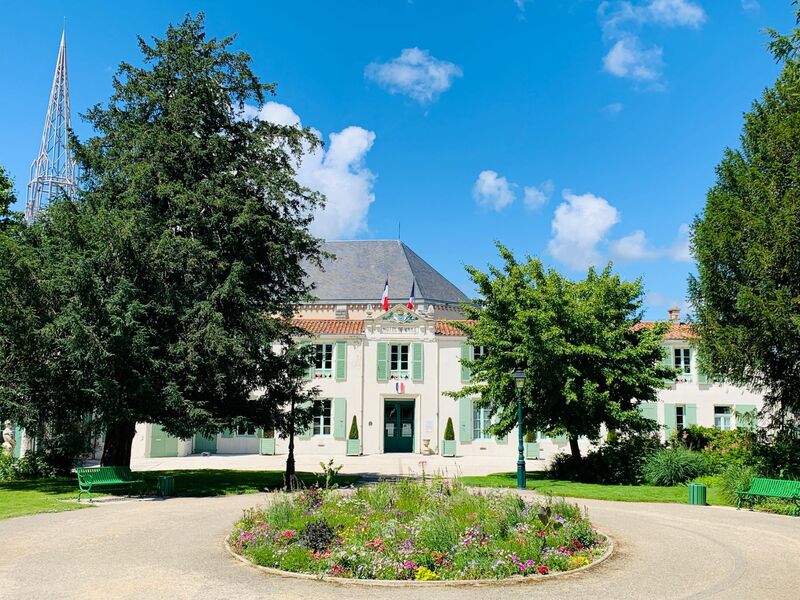 Une autre vue de la mairie de Marans