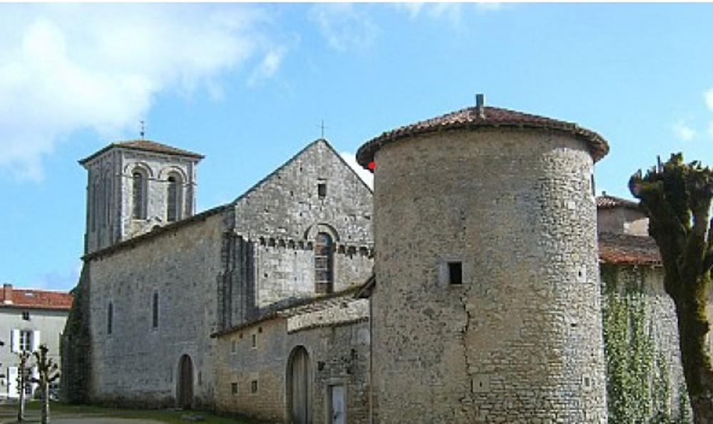 Benest sentier de la Courre