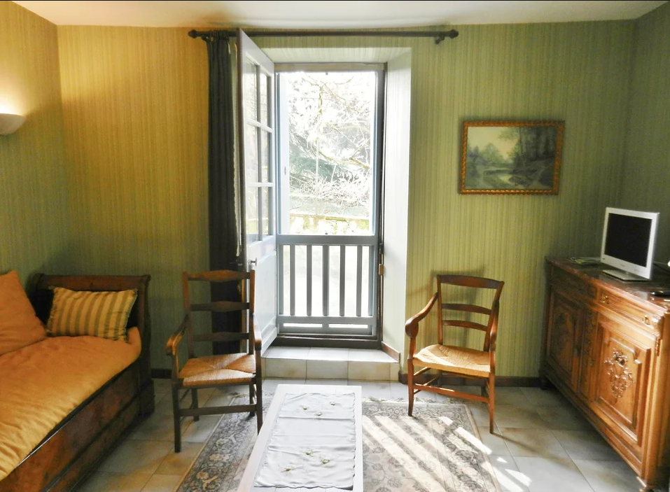 salon avec canapé et télévision