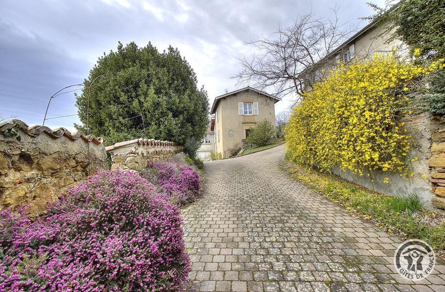 Gîte \'Les Micocouliers\' à Saint Loup, Vindry-sur-Turdine dans le Beaujolais - Rhône, proche de Tarare : l\'entrée.