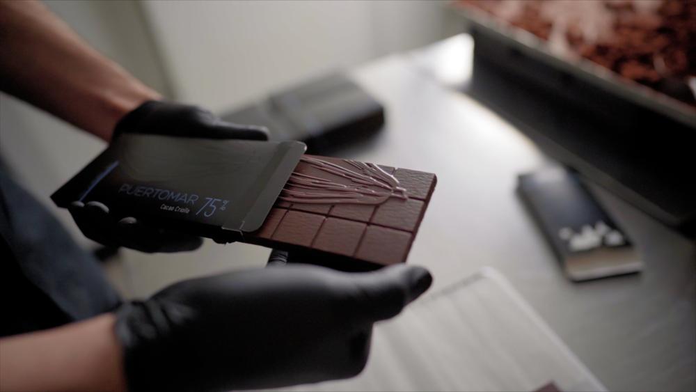 Une tablette de chocolat sortie de son emballage.