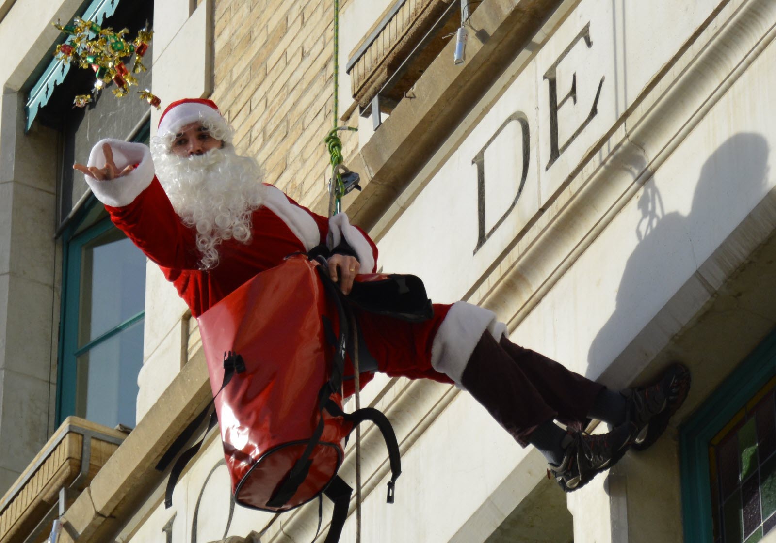 Descente du Père Noël sur la façade de la Mairie