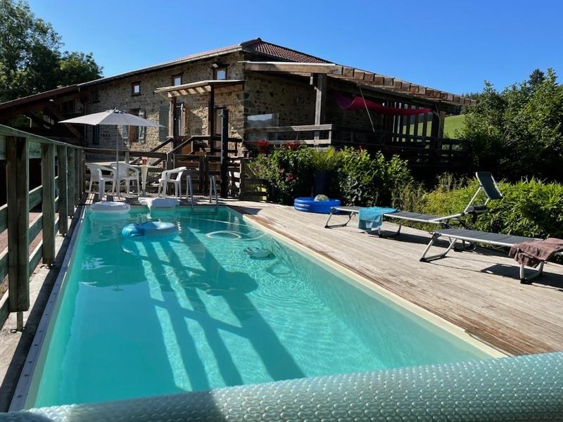 \'Gîte de Basse Comté\' (avec piscine chauffée) à Cublize (Rhône - Beaujolais Vert - Lac des Sapins) : gîte avec piscine.