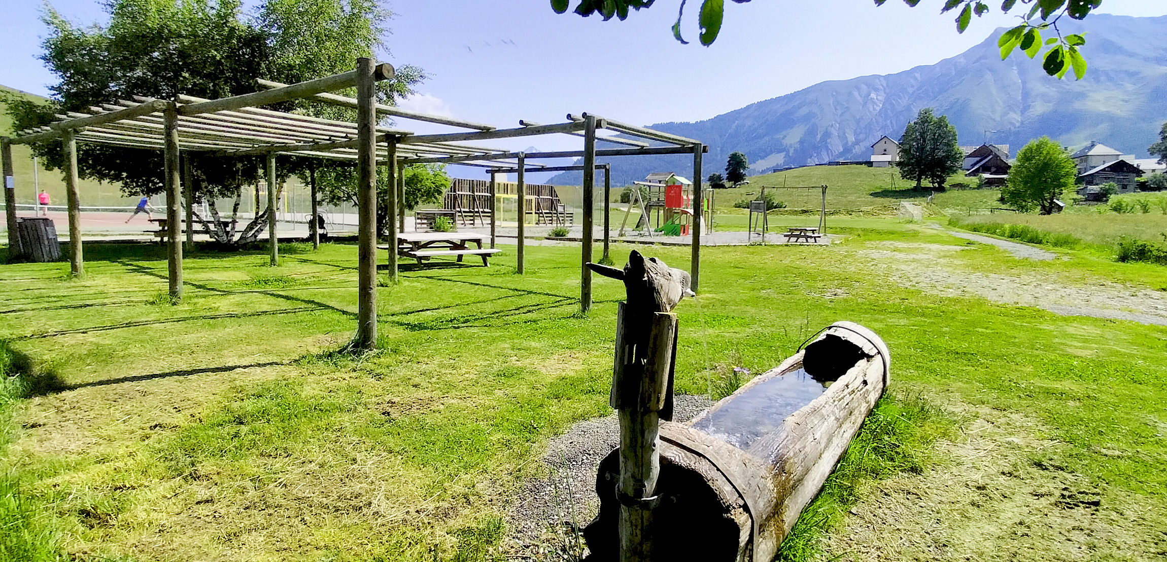 Aire de jeux Contamines et fontaine