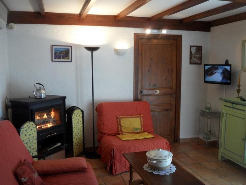 Pièce de vie coté salon au coin du feu