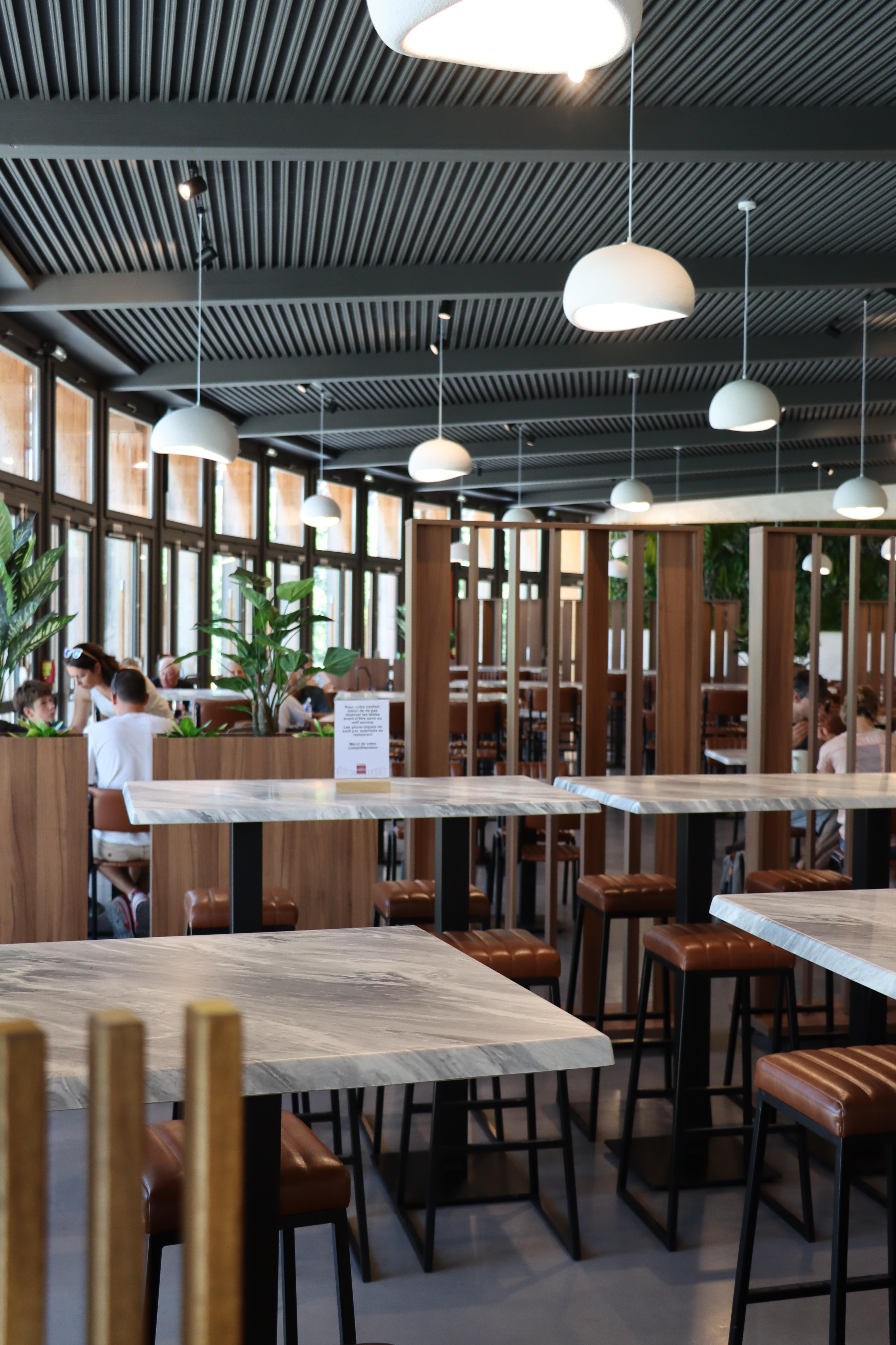 Salle du restaurant Aux Plateaux du Razal