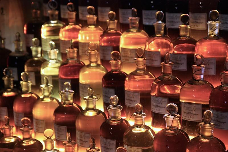 L"orgue à Cognac", une vingtaine de bouteilles sur 3 rangs éclairées par le dessous.