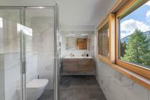 Salle de bains avec double vasque et son meuble, miroir, fenêtre, toilettes