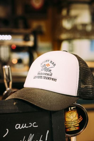 Zoom sur une casquette "Aux Vieux Crampons"