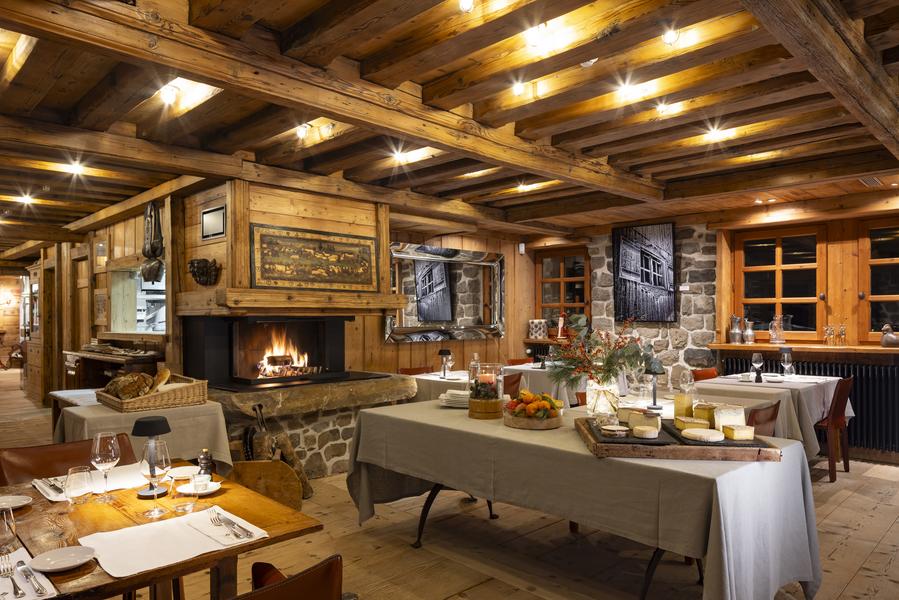 Salle Chaleureuse autour de la Cheminée