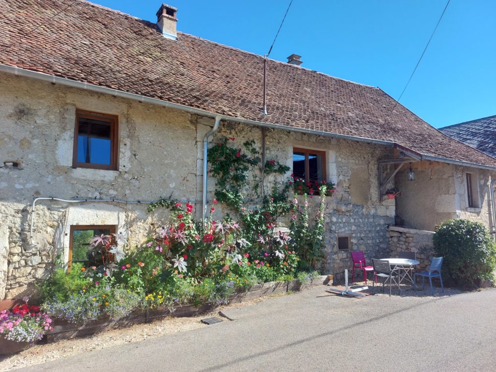 Façade extérieure gîte d'étape Les Hirondelles Saint Maurice de Rotherens Saint Genix les villages