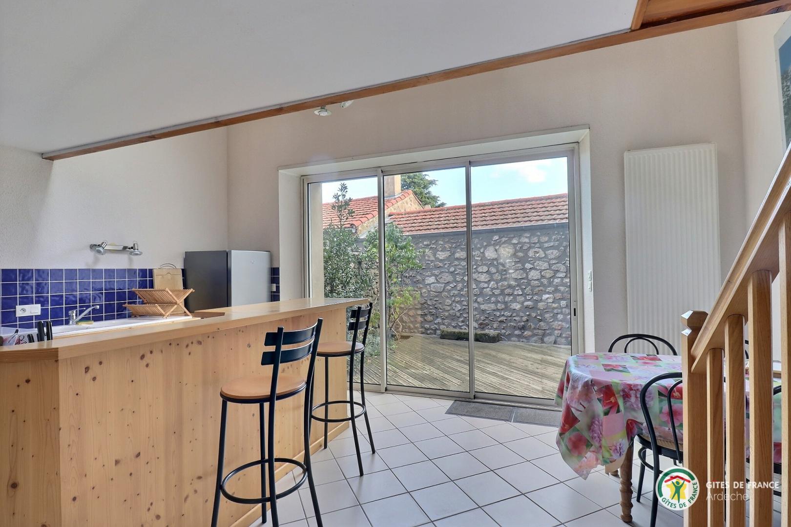 Cuisine avec accès direct à la terrasse