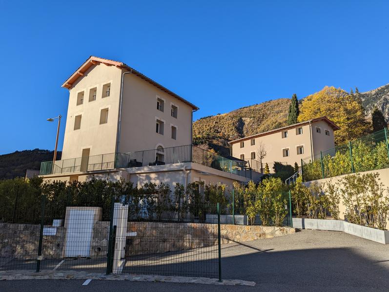 Vue résidence depuis parking