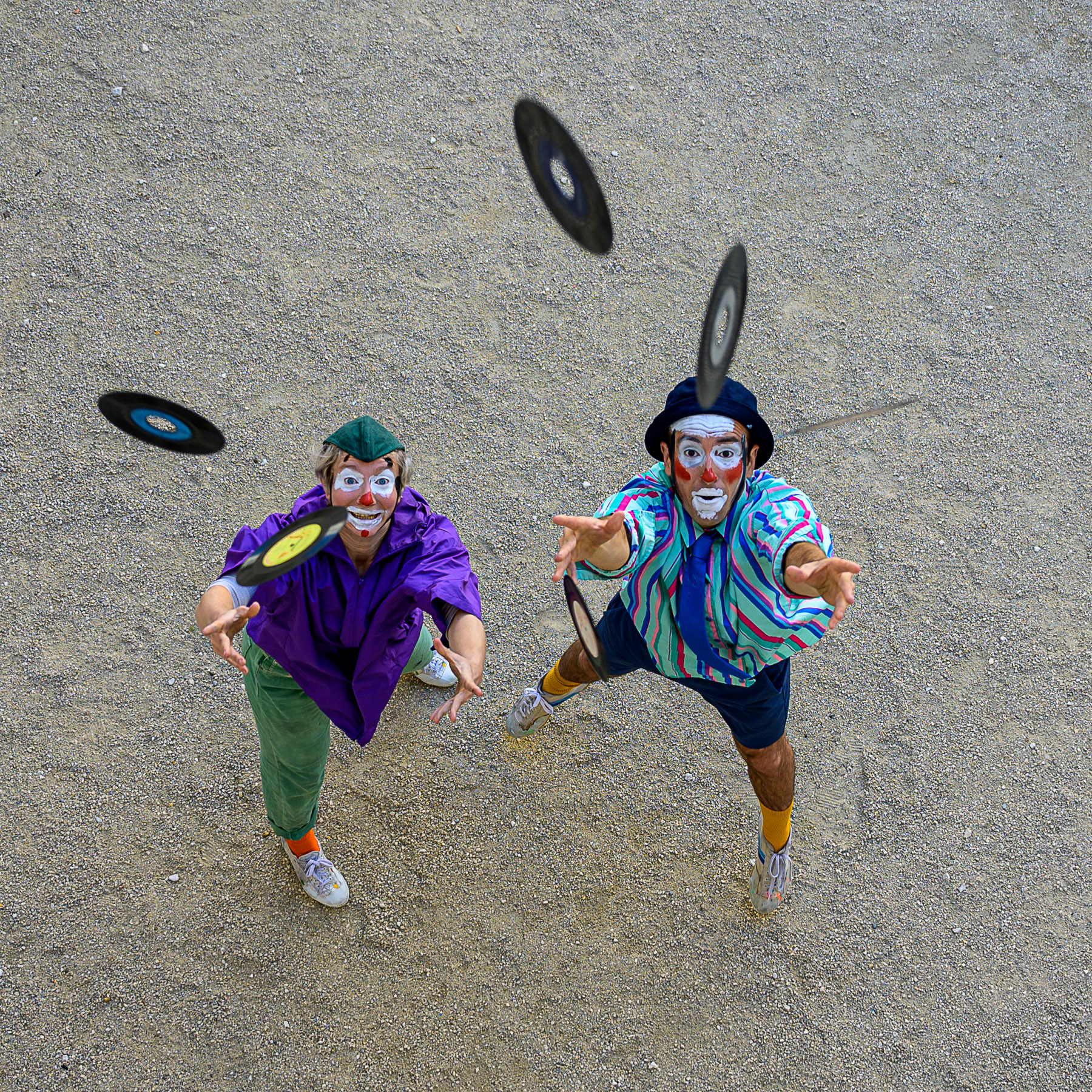 Happy Apocalypse to you- Clowns, mât chinois, scratching - Festival Les Montagn…