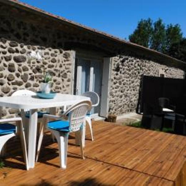 Coin terrasse repas extérieur du gîte Chante Bise aux Gîtes de Sylilanse à St Pons