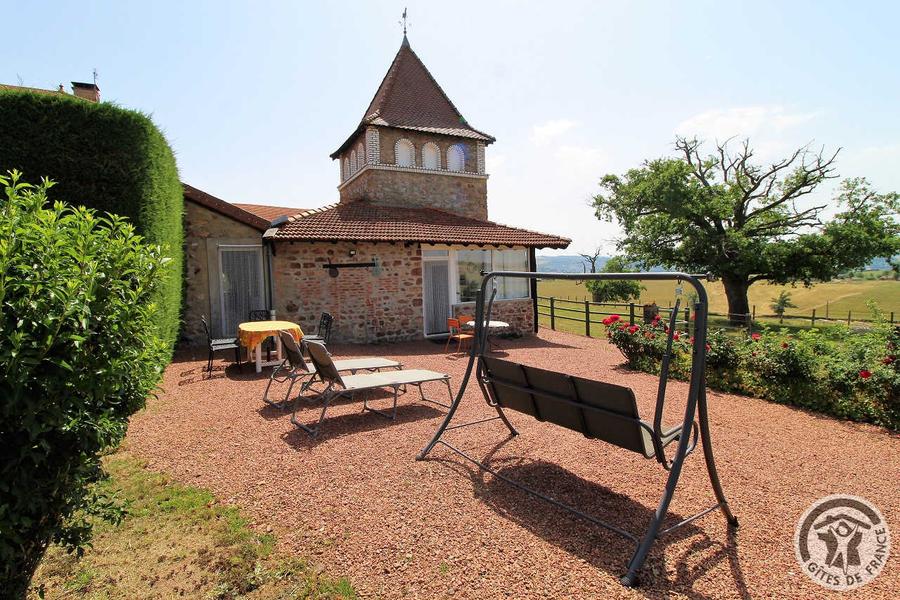 Chambres d\'hôtes \'La Ferme Fleurie\' à Thizy-Les-Bourgs, en Haut Beaujolais, dans le Rhône, proximité Roanne (42) et Lac des Sapins : le jardin sur l\'arrière de la maison.