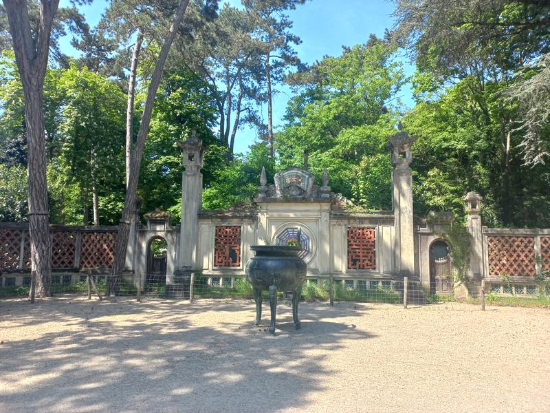 Place du Jardin d'agronomie tropicale face au temple vietnamien 