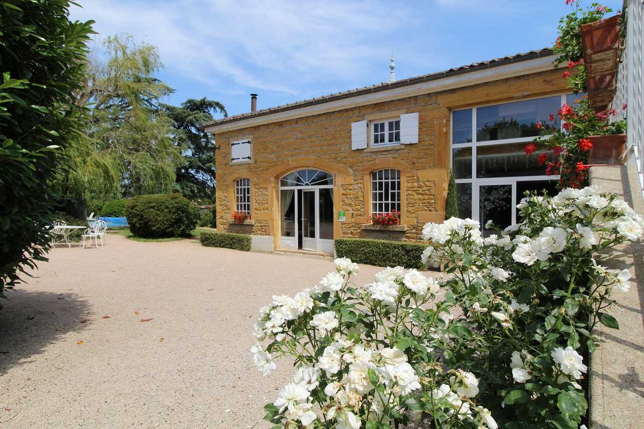 Gîte 'Le Campagnard' à Denicé, dans le Beaujolais, proximité Villefranche-sur-Saône dans le Rhône : la maison en Pierres Dorées. (Rhône - Beaujolais vignobles). 