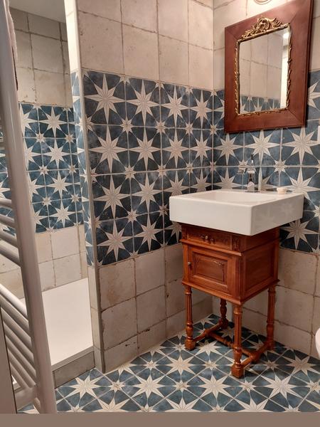 Les salles de bain de ce gîte seront dans le même esprit