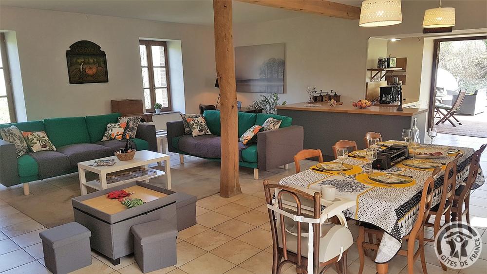 \'Gîte de Basse Comté\' (avec piscine chauffée) à Cublize (Rhône - Beaujolais Vert - Lac des Sapins) : pièce de jour.