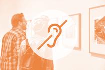 Visiteurs dans une exposition du MAMC+